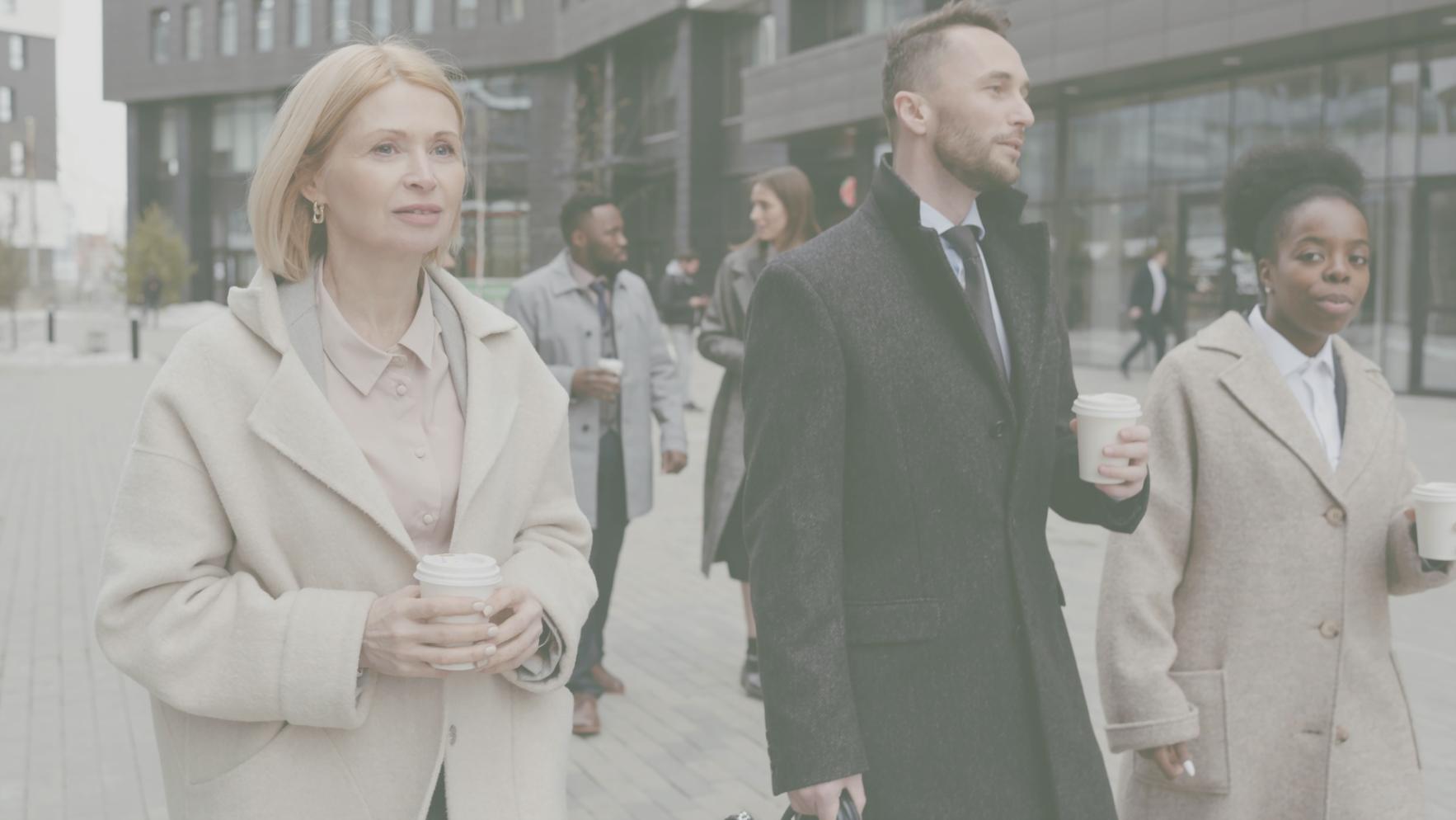 Команда специалистов работает над совместным проектом в современном офисе