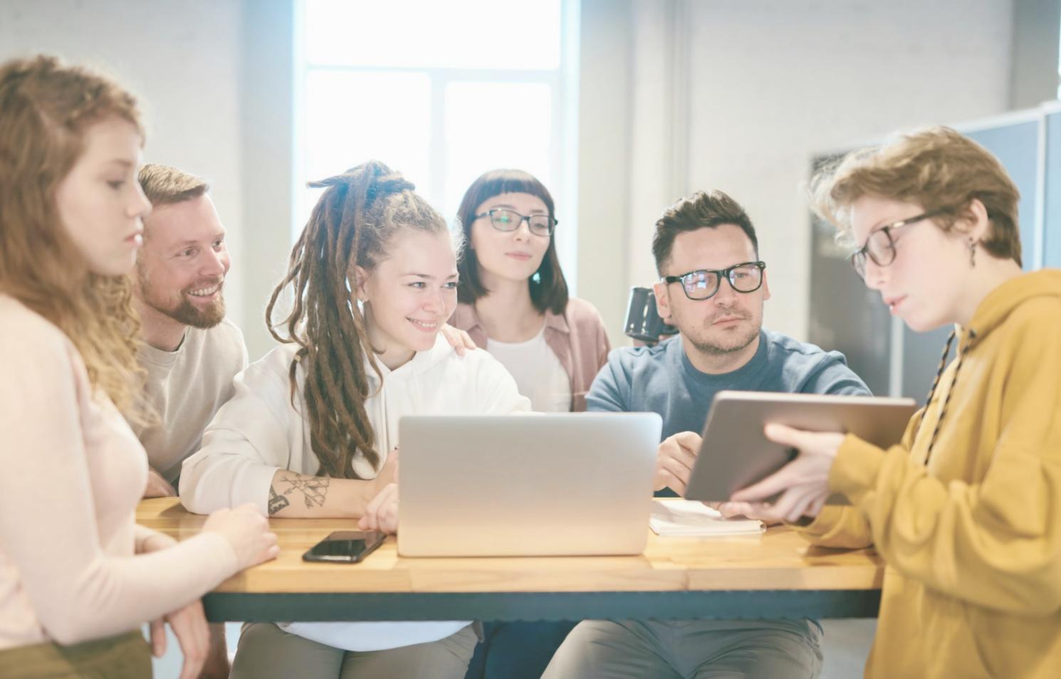 Деловая встреча партнеров в современном конференц-зале