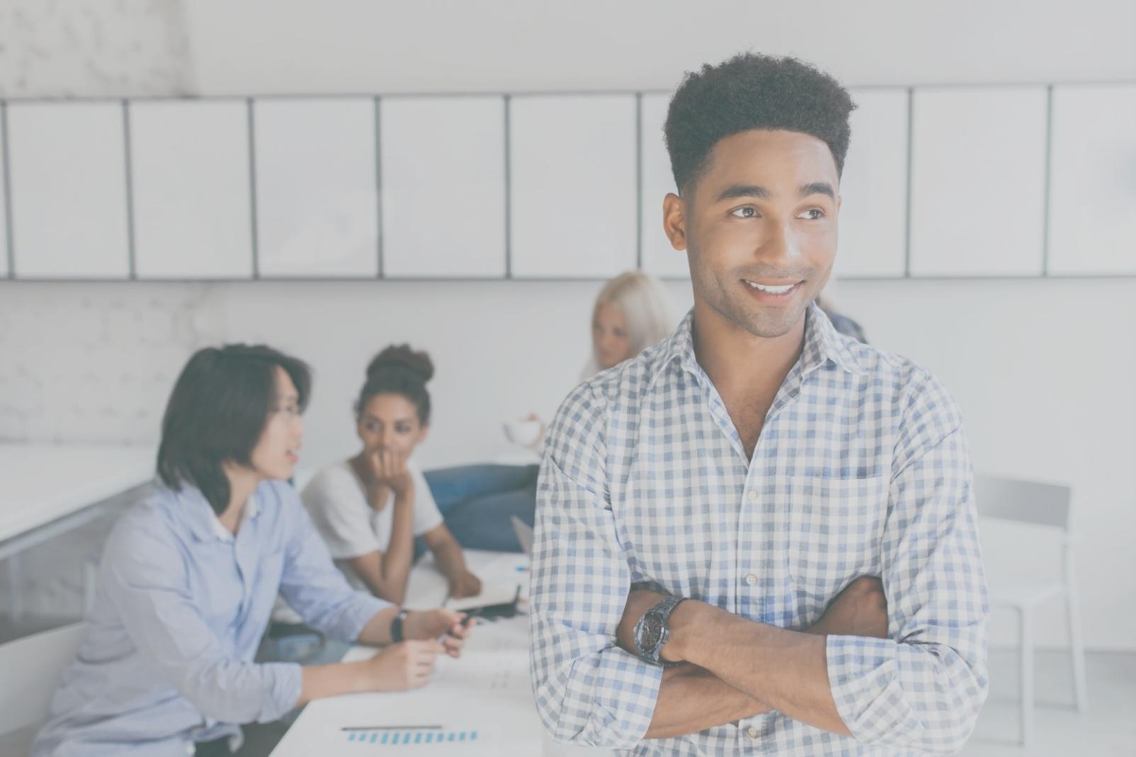 Команда обсуждает проект в комфортной рабочей атмосфере